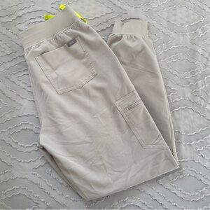 FIGS Zamora Jogger Scrub Pants 
Limited edition color- BONE